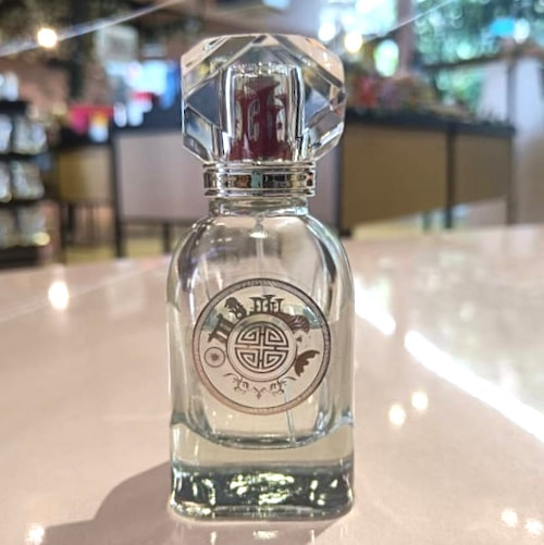 50 perfume bottle with singapore themed cap