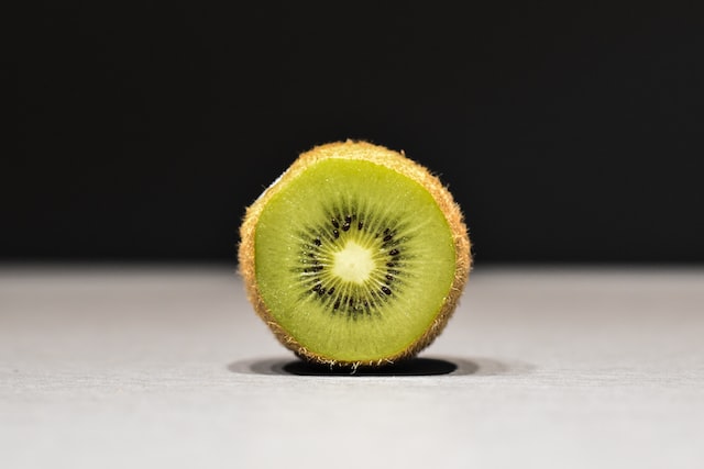 scent of kiwi fruit can vary depending on the variety and ripeness of the fruit