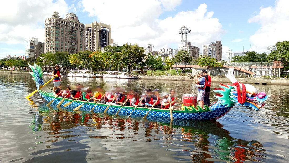 Exciting dragon boat Team Building Games