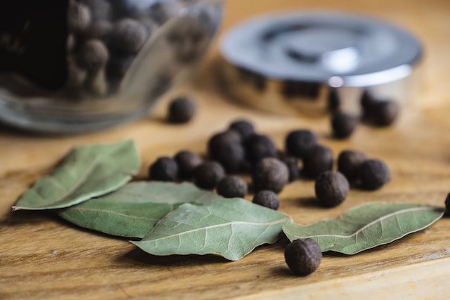The scent of bay leaves is caused by the essential oils